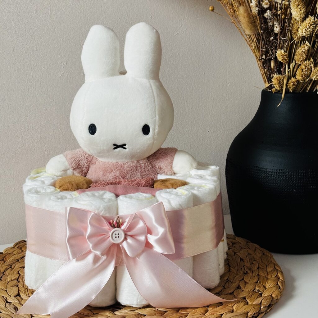 Roze luiertaart met zachte Nijntje knuffel