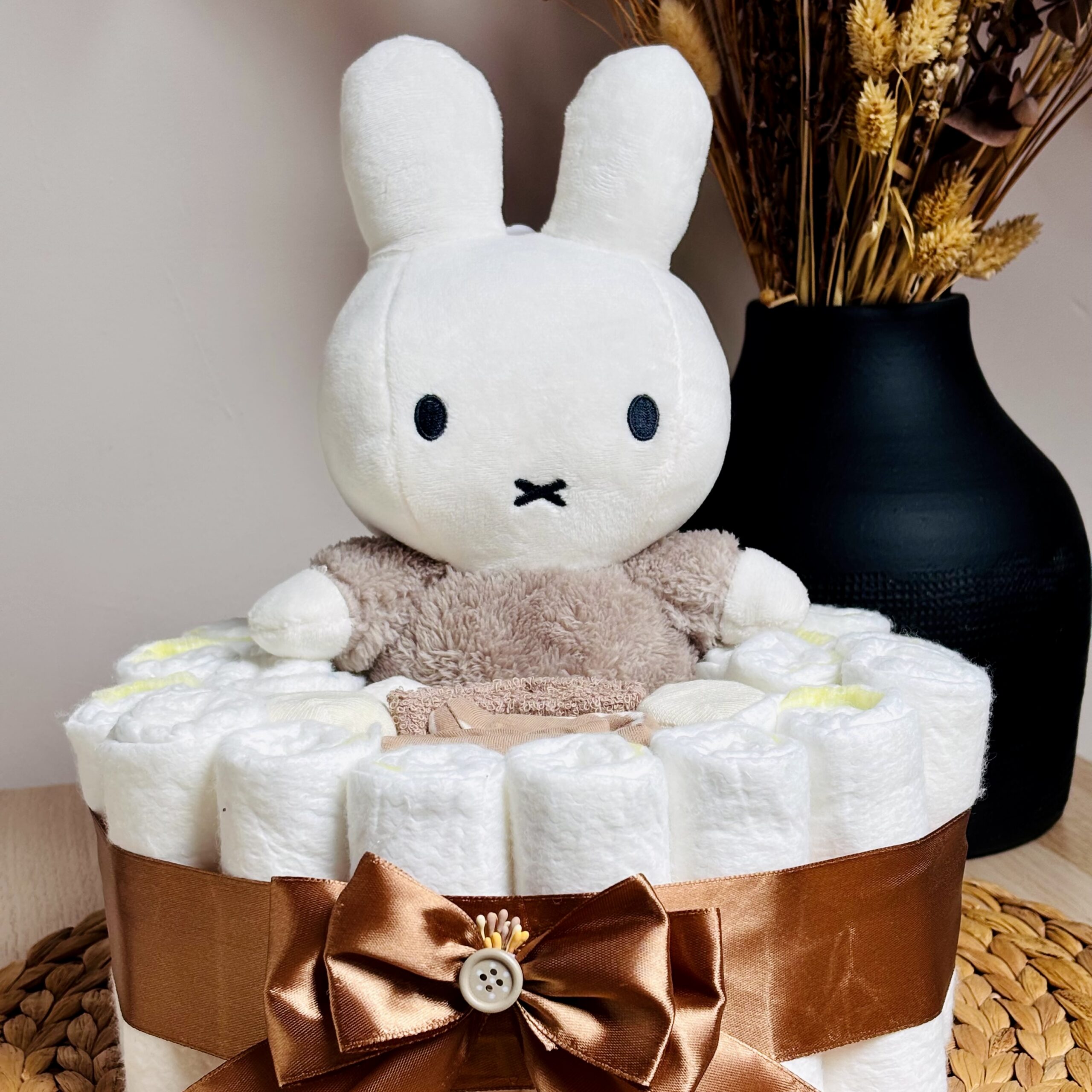 Luiertaart Nijntje Taupe Luiertaart met Nijntje Fluffy Taupe handgemaakt kraamcadeau