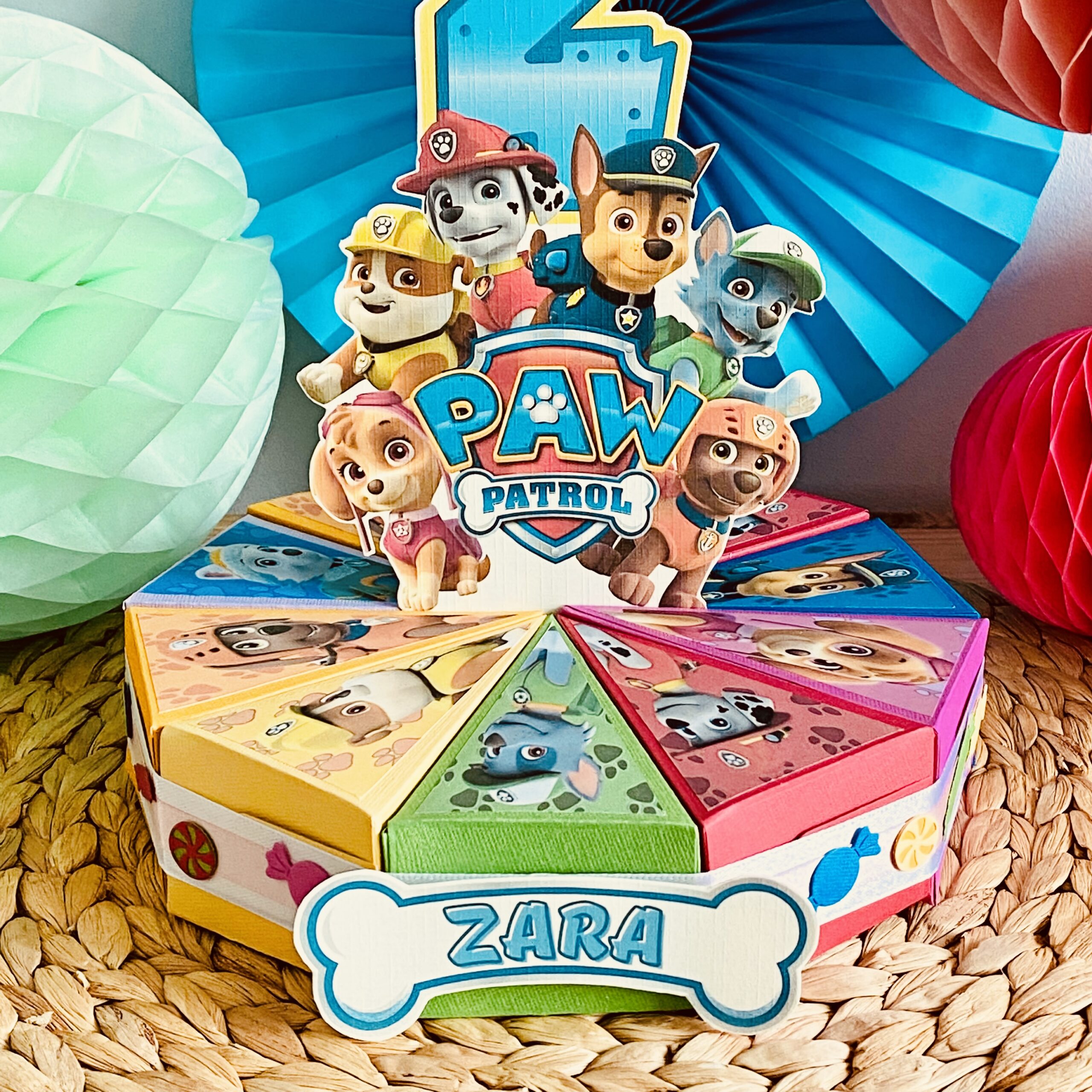 Paw Patrol traktatie taart voor kinderfeestje Paw Patrol taart met kleurrijke doosjes voor feestje